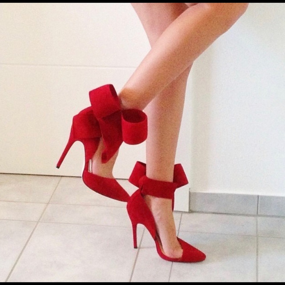 Aminah Abdul Jillil Red Bow Pump (limited edition)